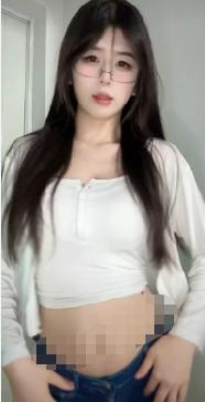 快手小梦妹13段居家镜头,短装舞蹈里的节奏感很明显